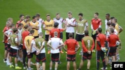 El entrenador Joachim Löw habla al equipo alemán durante un entrenamiento en el estadio Mineirao de Belo Horizonte.