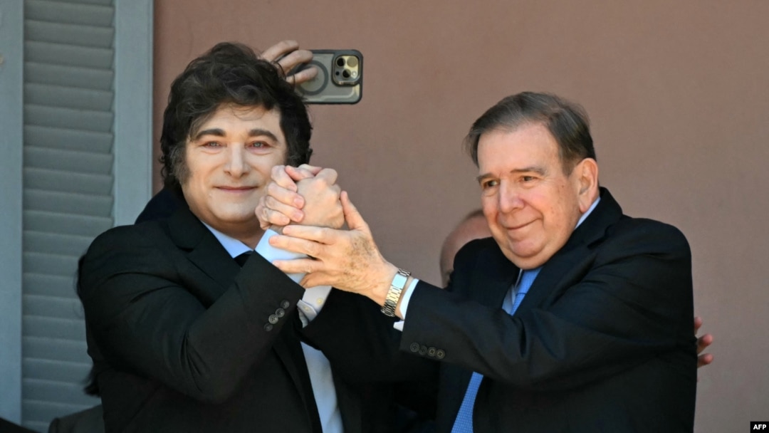 El líder de la oposición venezolana, Edmundo González Urrutia (derecha), estrecha la mano del presidente argentino, Javier Milei, después de una reunión en el palacio de gobierno de Casa Rosada en Buenos Aires el 4 de enero de 2025.