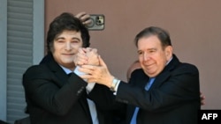 El líder de la oposición venezolana, Edmundo González Urrutia (derecha), estrecha la mano del presidente argentino, Javier Milei, después de una reunión en el palacio de gobierno de Casa Rosada en Buenos Aires el 4 de enero de 2025.