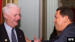 El presidente de Venezuela, Hugo Chávez (d), saluda al congresista demócrata estadounidense William D. Delahunt durante una reunión en el Palacio de Miraflores, en Caracas. Foto de Archivo