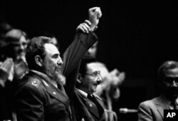 Foto tomada el 8 de febrero de 1986. Fidel Castro y su hermano Raúl, entonces jefe de las Fuerzas Armadas en el Tercer Congreso del Partido Comunista de Cuba. AP Photo/Charles Tasnadi, File)