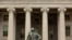 Entrada al edificio del Departamento del Tesoro en Washington, D.C., con la estatua de Albert Gallatin, ex Secretario del Tesoro.