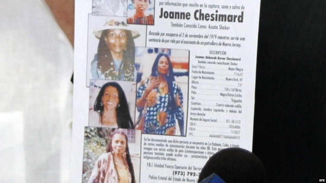 Panfleto en el que se ofrece una recompensa por la captura de Joanne Chesimard, buscada por el asesinato de un policía de Nueva Yersey (EEUU) en 1979. 