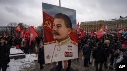 Una imagen del dictador Stalin en una manifestación el 5 de marzo de 2023 en Moscú, en el 70 aniversario de su muerte. (AP/Alexander Zemlianichenko).