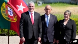 Miguel Díaz-Canel y su esposa Lis Cuesta posan junto al presidente de Portugal, Marcelo Rebelo de Sousa, en Lisboa, el 14 de julio de 2023. (AP Photo/Armando Franca)