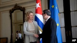 En 2016, la entonces jefa de Política Exterior de la Unión Europea, Federica Mogherini, y el canciller cubano, Bruno Rodríguez, antes de formalizar el Acuerdo de Diálogo Político y Cooperación entre la Unión Europea y Cuba. (Ismael Francisco/Cubadebate vía AP)