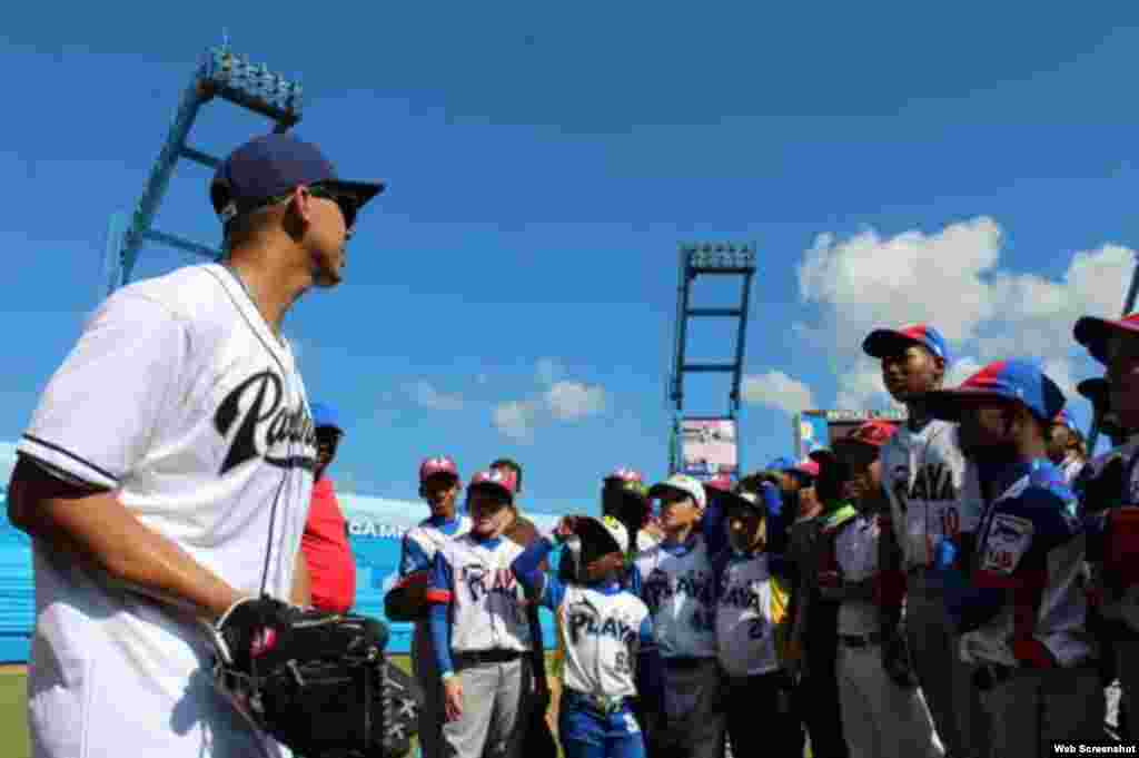 El jardinero central de los Padres de San Diego, el cubanoamericano Jon Jay, imparte instrucciones a los peloteritos cubanos.