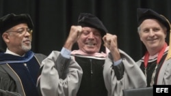JULIO IGLESIAS RECIBE DIPLOMA HONORÍFICO DE BERKLEE COLLEGE MUSIC