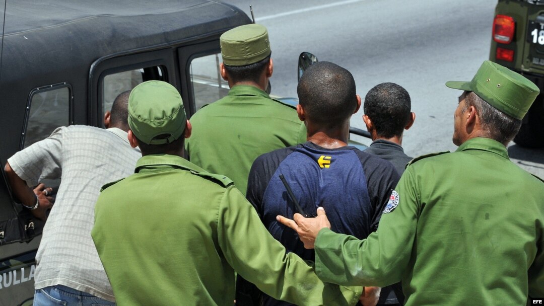 Un grupo de hombres del MININT realiza un arresto en La Habana.