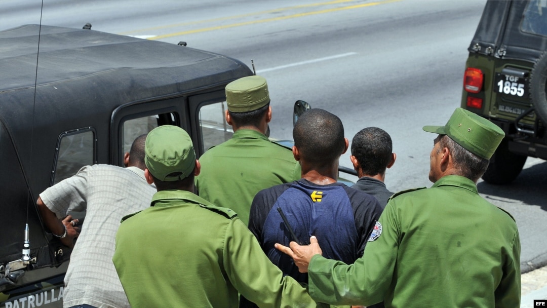 Un grupo de hombres del MININT realiza un arresto en La Habana.