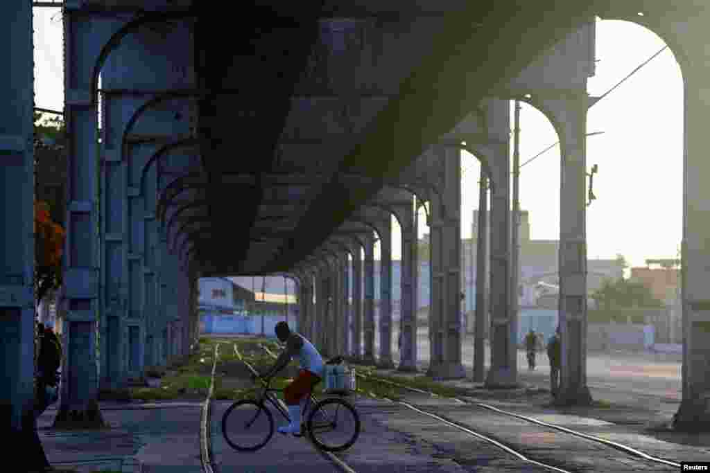Un hombre cruza en bicicleta una vía férrea mientras se restablece la red eléctrica nacional de Cuba tras su colapso —el tercer apagón importante en nueve días—, en La Habana, Cuba, el 15 de julio de 2026. REUTERS/Norlys Perez