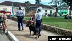 Policías patrullan el parque de Santiago de Las Vegas, en busca de revendedores de tarjetas de internet (P. González)