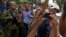 Un grupo de indígenas rodea a un guerrillero de las FARC en la vía que conduce de El Palo a Toribío.