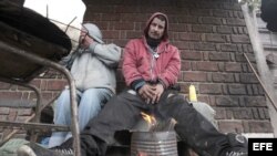 Un hombre se calienta las manos con fuego en una acera de la entrada de la Villa 31 en Buenos Aires. Foto Archivo 
