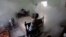 Fumigación de un dormitorio en La Habana.Foto Archivo REUTERS/Desmond Boylan