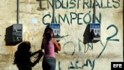 Cuba posee un teléfono público por cada 206 habitantes, sin tener en cuenta los que se encuentran averiados