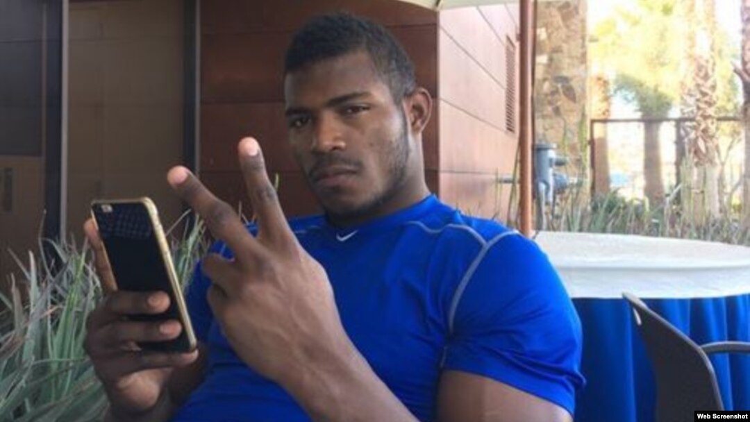 Yasiel Puig hace la señal de victoria.