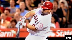 Foto de archivo. El primera base cubano Kendrys Morales en acción al bate...