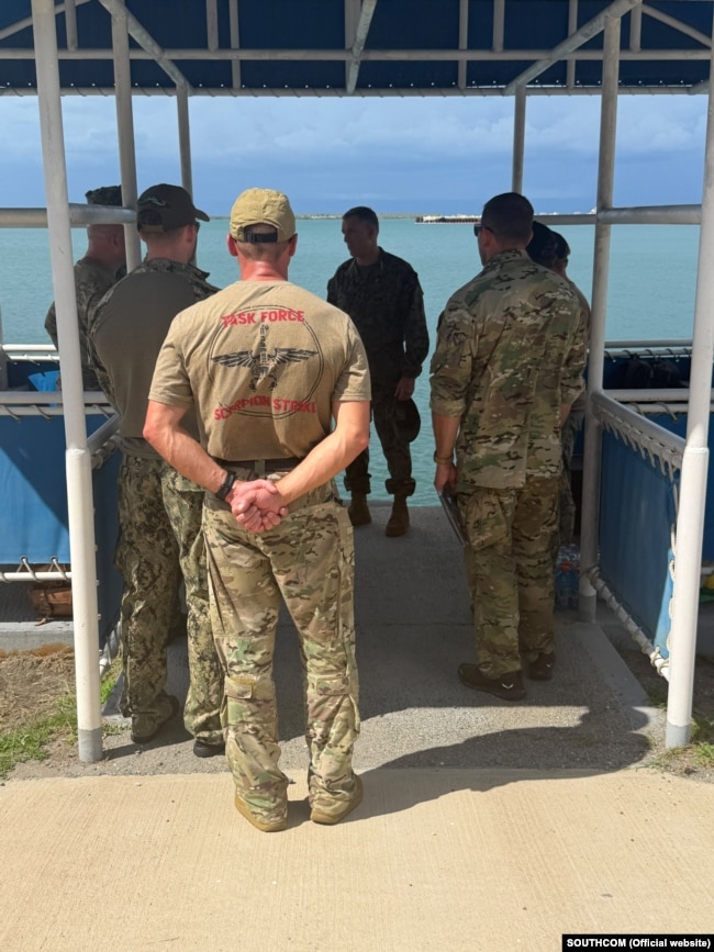Durante una visita operativa a la Estación Naval de la Bahía de Guantánamo, el comandante del SOUTHCOM, general Francis L. Donovan, observó sistemas no tripulados.
