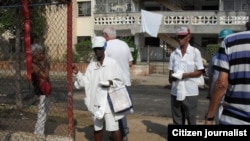 Mujer vendiendo jabitas de nylon.