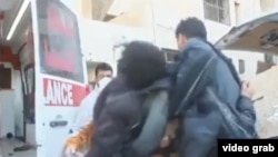 Una víctima de un ataque con gas sarín es trasladada de urgencia en Siria.