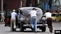 La mayoría de los turistas se declaran deslumbrados por la gran cantidad de carros americanos viejos que circulan en La Habana.