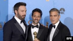 Ben Affleck(izq) producer Grant Heslov (C) y George Clooney (D) durante entrega del Globo de Oro