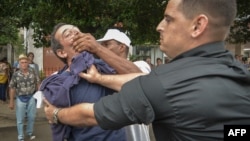 El periodista independiente Lázaro Yuri Valle fue sometido por las autoridades en plena vía pública, el 10 de diciembre de 2015, en La Habana, en una manifestación por el Día de los Derechos Humanos. ADALBERTO ROQUE / AFP