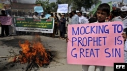 Cristianos paquistaníes protestan contra el vídeo "La inocencia de los musulmanes", que ha provocado la ira de los musulmanes porque ataca la figura de Mahoma, en Peshawar, Pakistán, el 20 de septiembre del 2012. EFE/Arshad Arbab