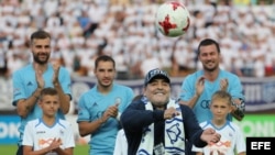 Maradona patea un balón antes de un partido entre el FC Dinamo Brest y el FC Shakhtyor.