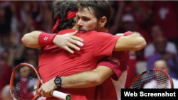 Federer y Wawrinka se funden en un abrazo tras vencer a Richard Gasquet y Julien Benneteau.