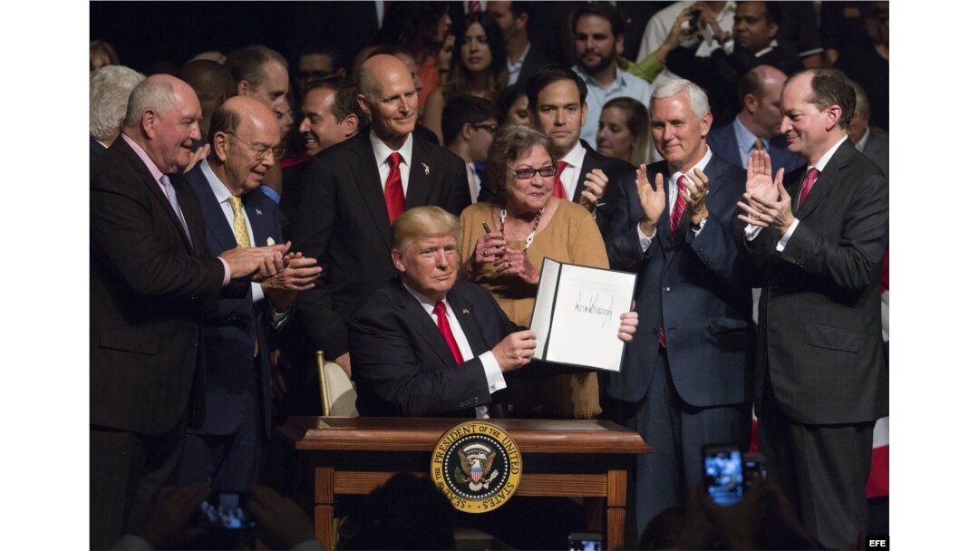 El presidente estadounidense, Donald J. Trump, firma el memorando presidencial sobre la política con Cuba tras finalizar su discurso en el teatro Manuel Artime de la Pequeña Habana, en Miami.