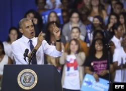 Obama da un discurso durante un mitin electoral de la candidata demócrata Hillary Clinton en Miami.