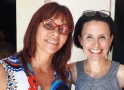 Omara Ruiz Urquiola (a la derecha) con su amiga, la periodista Iliana Hernández (Foto: Facebook).