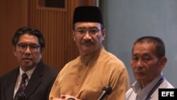 El director de la Autoridad de la Aviación Civil de Malasia, Azharudin Abdul Rahman, el titular de Defensa y ministro interino de Transporte malasio, Hishamudin Husein, y el director general de Malaysia Airlines, Ahmad Jauhari Yahya.