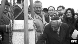 Archivo/1976. El presidente del Congreso Judío Mundial, Nahum Goldman coloca la primera piedra del Colegio Judío que sería construido en Madrid.