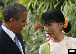 El presidente estadounidense Barack conversa con la líder de la oposición birmana Aung San Suu Kyi a su llegada a la casa de la Premio Nobel de la Paz.