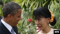 El presidente estadounidense Barack conversa con la líder de la oposición birmana Aung San Suu Kyi a su llegada a la casa de la Premio Nobel de la Paz. 