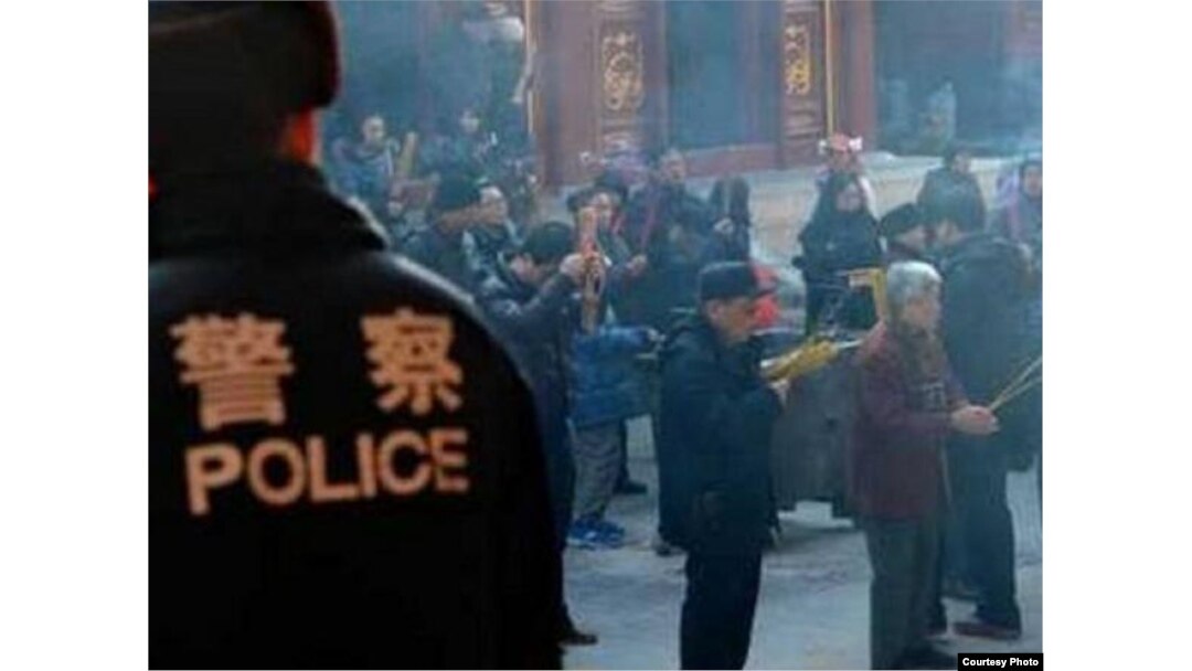 Policía China vigila religiosos