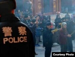 Policía China vigila religiosos