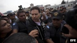 El expresidente de Guatemala Alfonso Portillo (c) es escoltado por autoridades guatemaltecas, durante el proceso de su extradición a Estados Unidos.