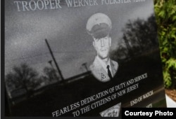 Tarja dedicada por los patrulleros de Nueva Jersey a su compañero Werner Forster, asesinado en 1973 por Joanne Chesimard.