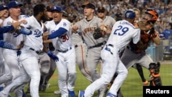 La pelea entre Los Dodgers y los Gigantes de San Francisco. 