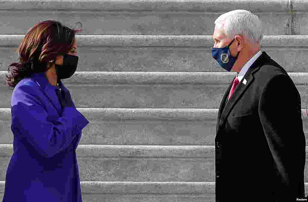 El ex vicepresidente de los Estados Unidos, Mike Pence, y la vicepresidenta de los Estados Unidos, Kamala Harris, conversan después de la investidura del presidente de Estados Unidos Joe Biden. REUTERS / Mike Segar