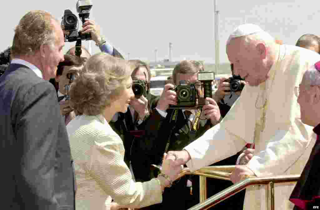 MD 12 MADRID 03/05/2003.- El Papa Juan Pablo II saluda a la reina Sofía, en presencia del rey Juan Carlos, a su llegada hoy al aeropuerto de Madrid-Barajas, desde donde inicia una visita oficial de dos dias a la capital de España. EFE/BERNARDO RODRIGUEZ