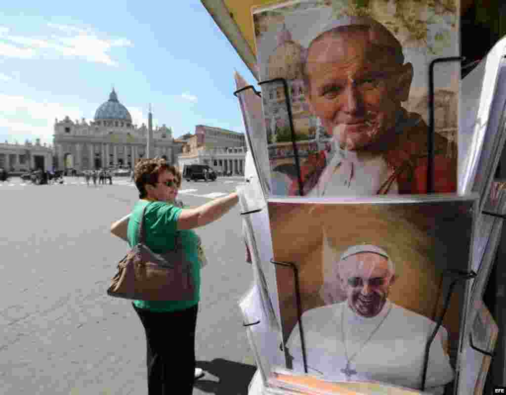Imágenes del papa en la Plaza del Vcano