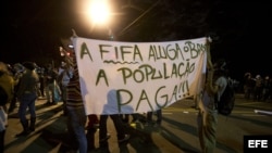 Estudiantes protestan frente al Palacio de los Bandeirantes, sede del gobierno del estado durante una manifestación contra el aumento de la tarifa de autobús en la ciudad de Sao Paulo (Brasil). 