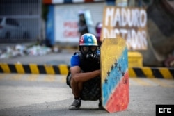 Manifestantes opositores se enfrentan a agentes de la Guardia Nacional Bolivariana.