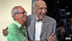 ARCHIVO. El actor cubano Reinaldo Miravalles, quien reside en EEUU desde hace 20 años, y el cineasta Gerardo Chijona (i), se abrazan durante el rodaje de la película “Esther en alguna parte” en La Habana.