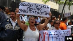 Trabajadores venezolanos protestan por medidas económicas de Maduro.